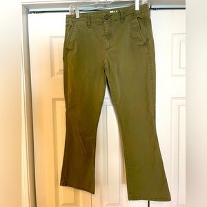 GAP Capri length pants in army green. 6R.